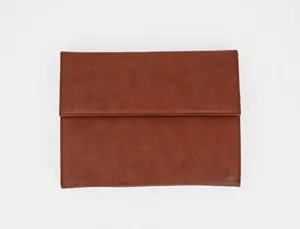 CARPETA PORTADOCUMENTOS ARTESANIA PIEL SINTENTICA CON DOBLE CIERRE DE IMAN COLOR CUERO 260X235X35 MM
